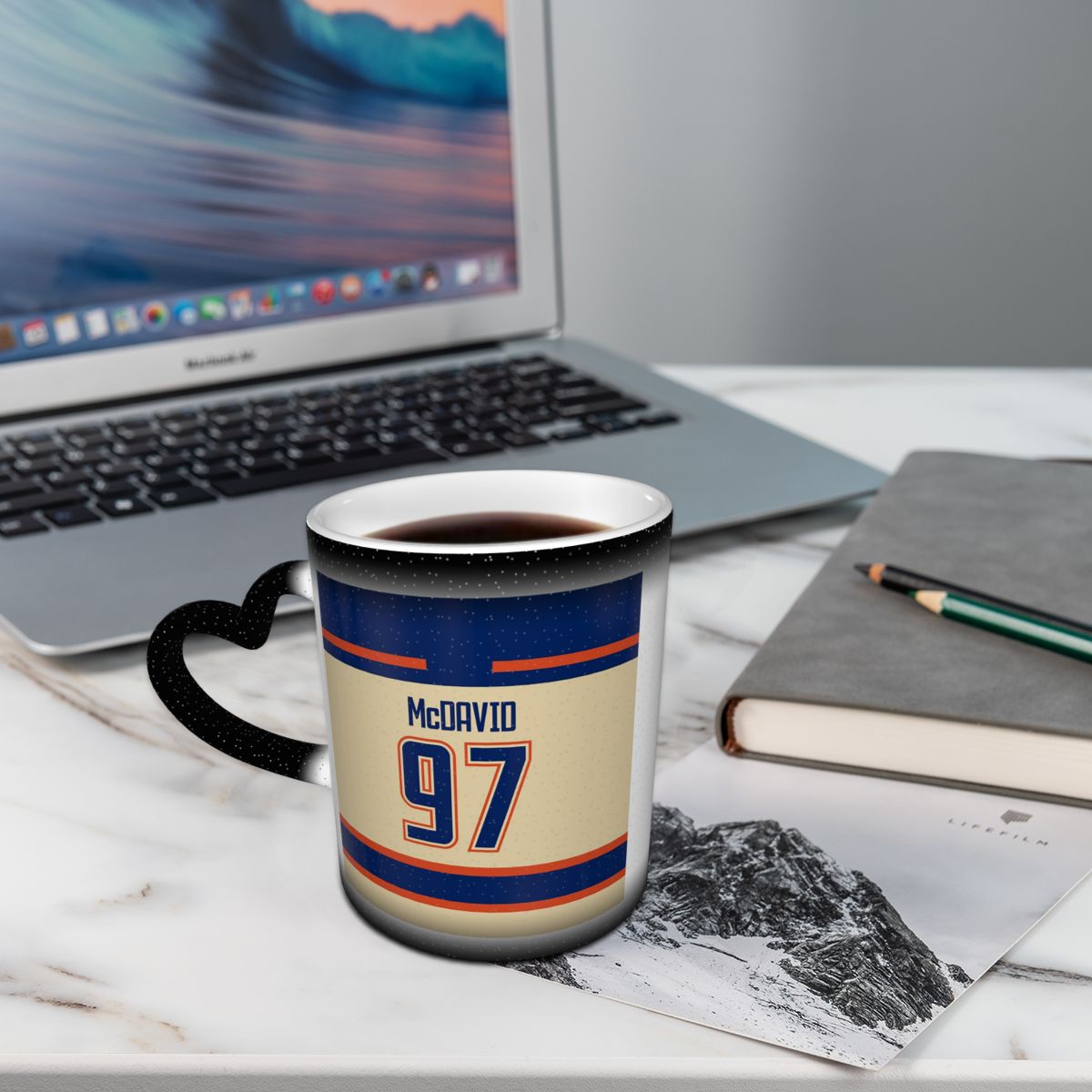 Alternative To Coffee And Tea - Caneca Alternativa Connor McDavid, Canecas de
